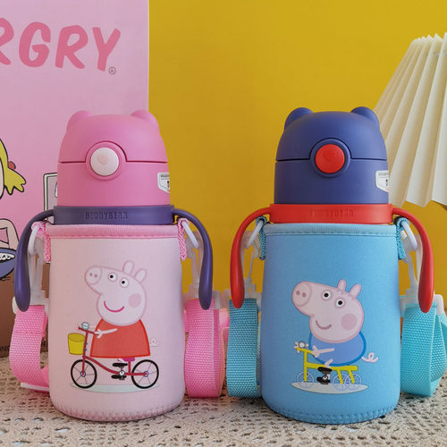 杯具熊320ml儿童保温杯套带背带水杯套学饮杯套水壶套斜挎防摔