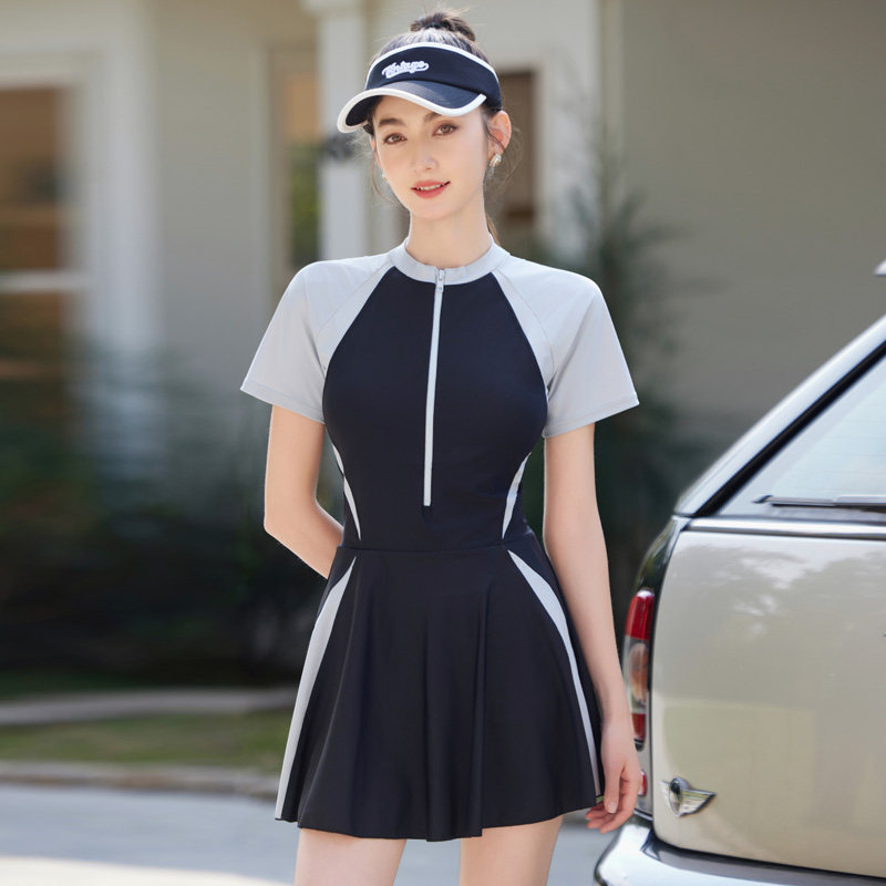 时尚新款加大码运动款沙滩温泉游泳衣女平角裤裙式连体游泳衣女