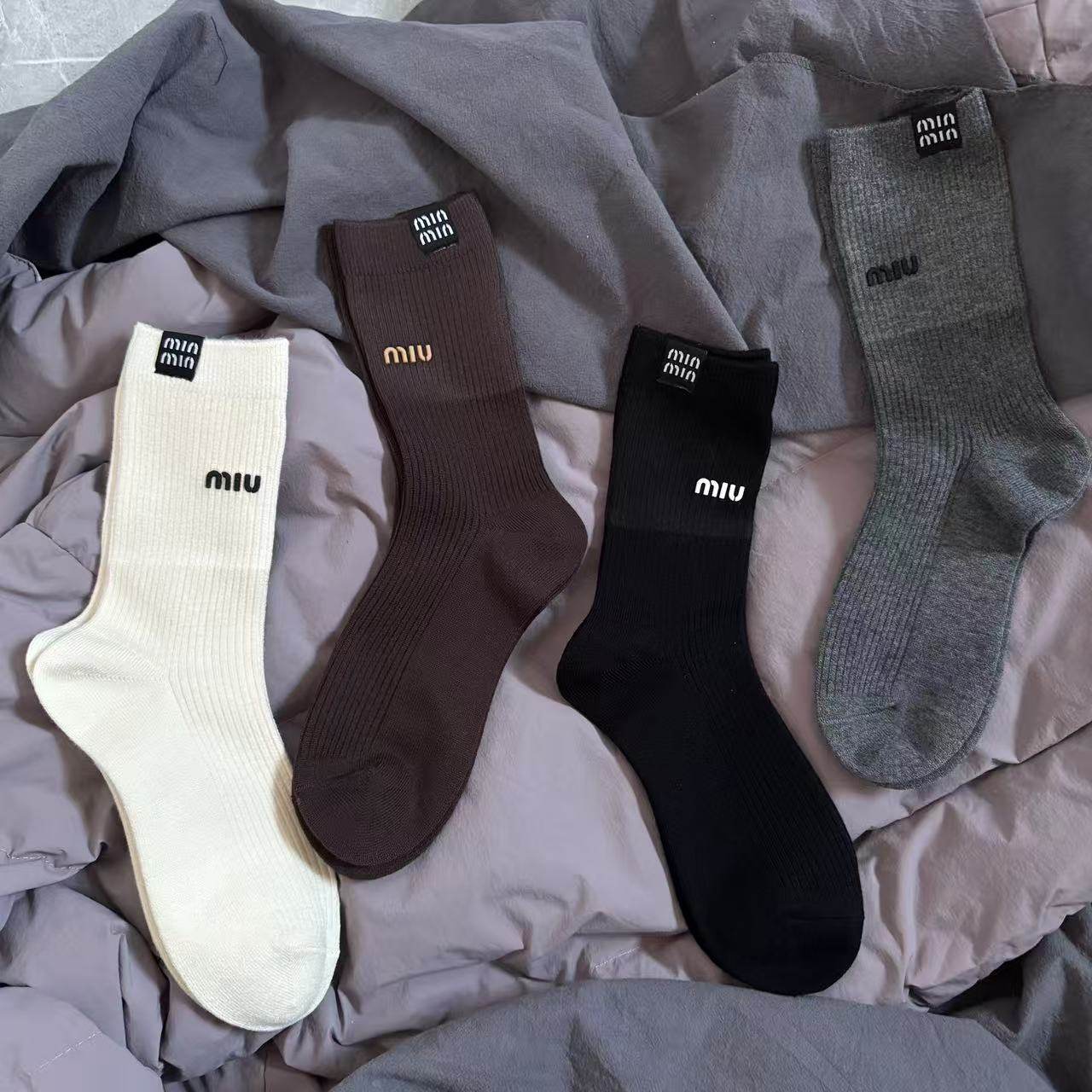 韩系简约miu字母袜子女中筒袜春秋精梳棉透气百搭春秋休闲堆堆袜