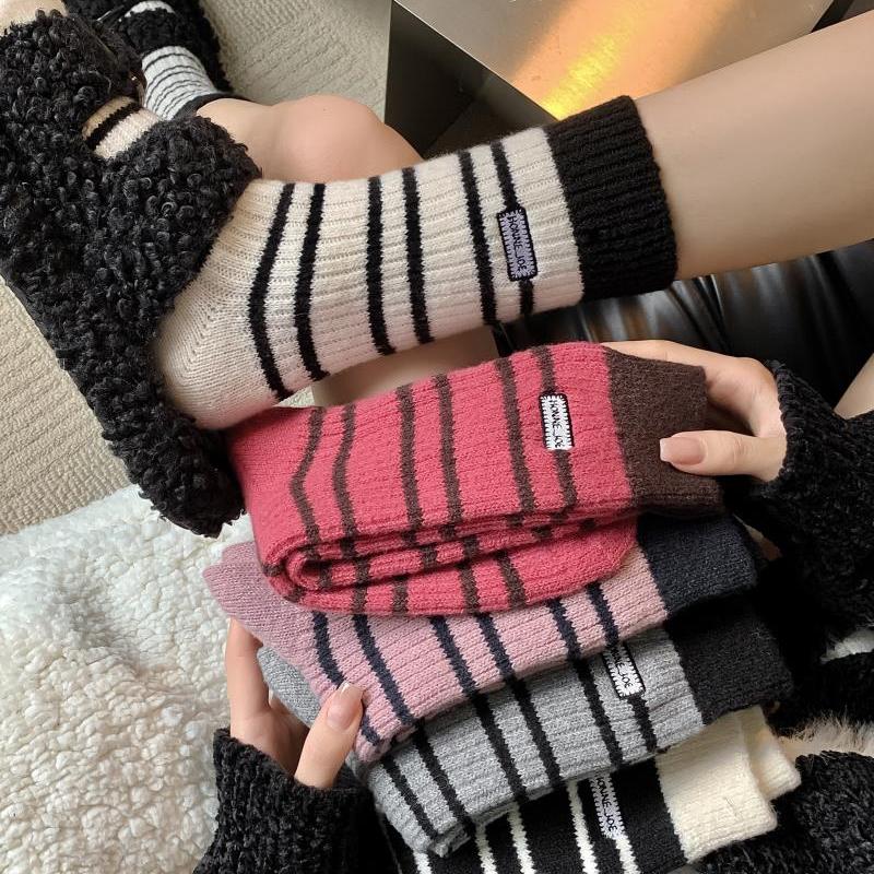 条纹刺绣字母羊绒袜子女中筒秋冬加厚保暖外穿长筒显瘦百搭堆堆袜