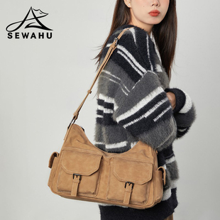 沈月同款斜挎包秋冬2026新款单肩包机车包大容量通勤休闲百搭女包