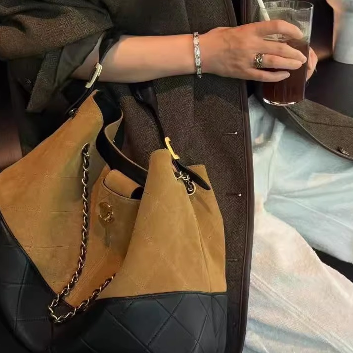 严选塔尖  25A新款小香风HOBO麂皮拼色购物袋复古流浪托特包1028