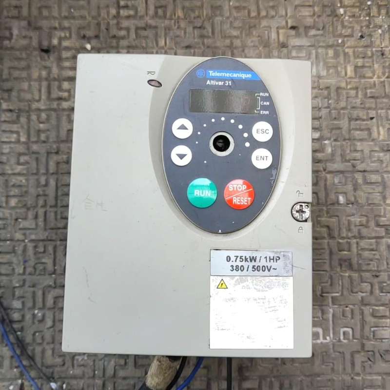 施耐德变频器0.75kw,ATV31H07N4A,没盖子的1--议价商品