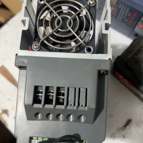 山宇变频器,型号SY8000-2R2G-4,380V/50H--议价商品