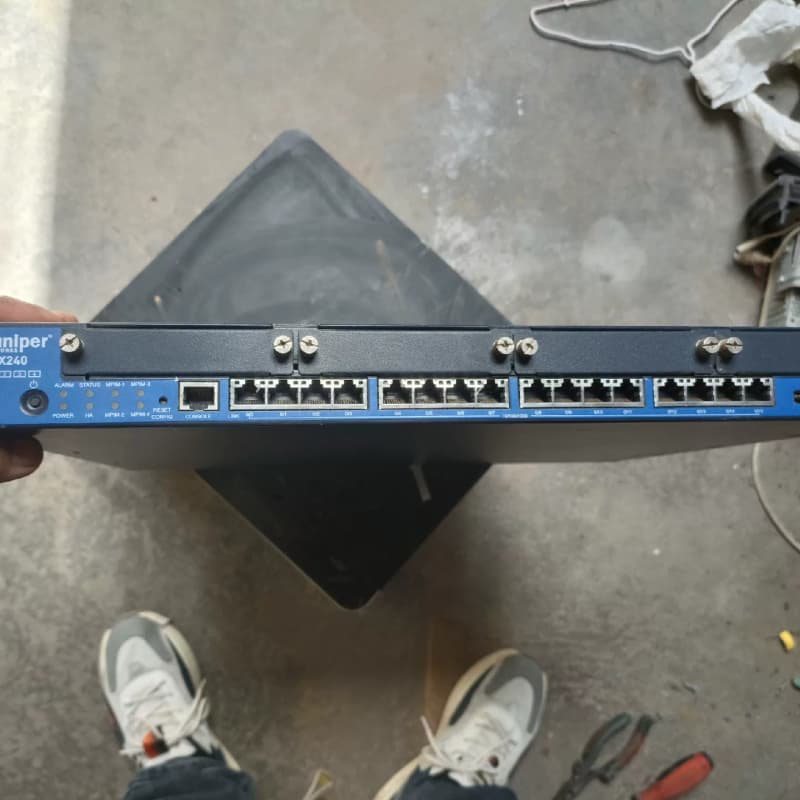 一台二手拆机瞻博/JUNIPER的SRX240千兆路由器。成--议价商品