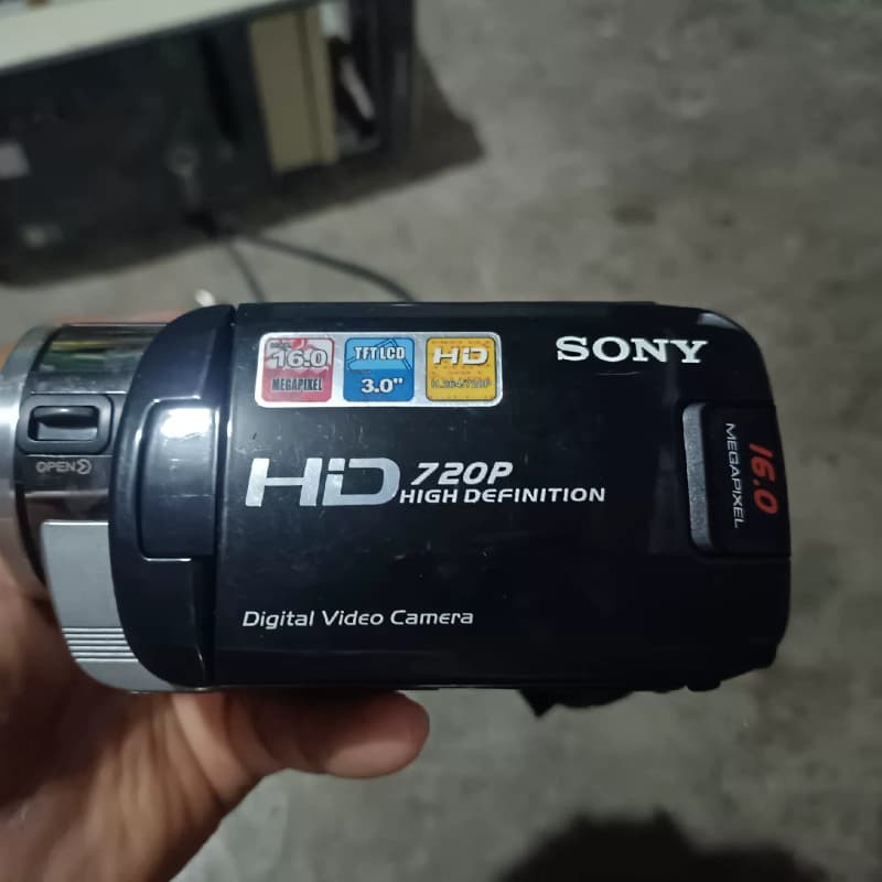 一台二手索尼720P摄录一体机.成色如图，正常使用，不包技术--议