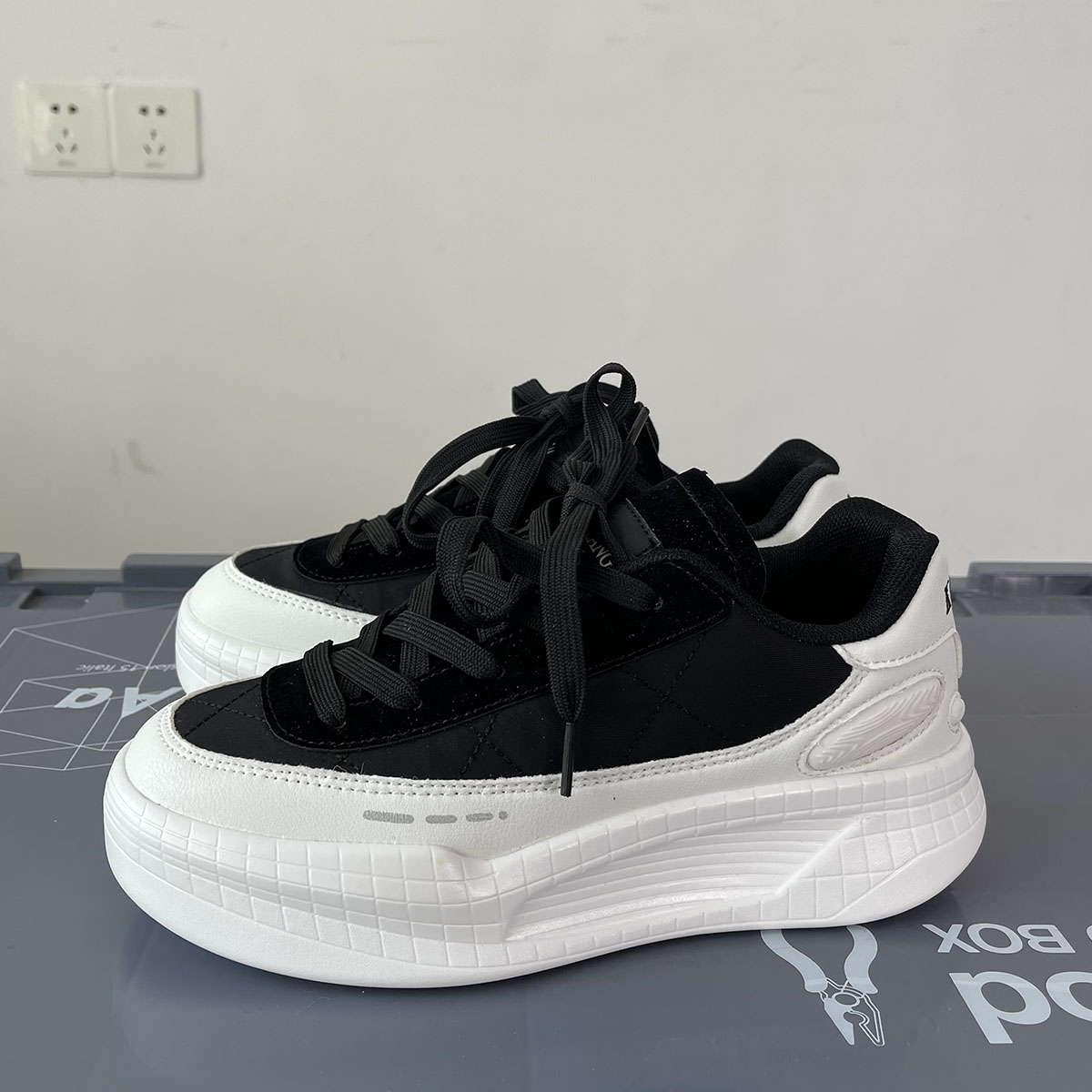 十年老店小圆鞋白黑运动鞋