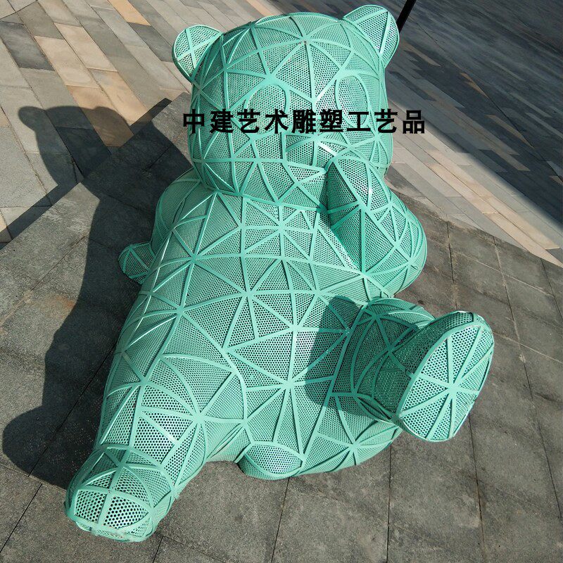 定制可爱时常庭院爬墙不锈钢镂空暴力熊动物装饰雕塑复古怀旧熊猫