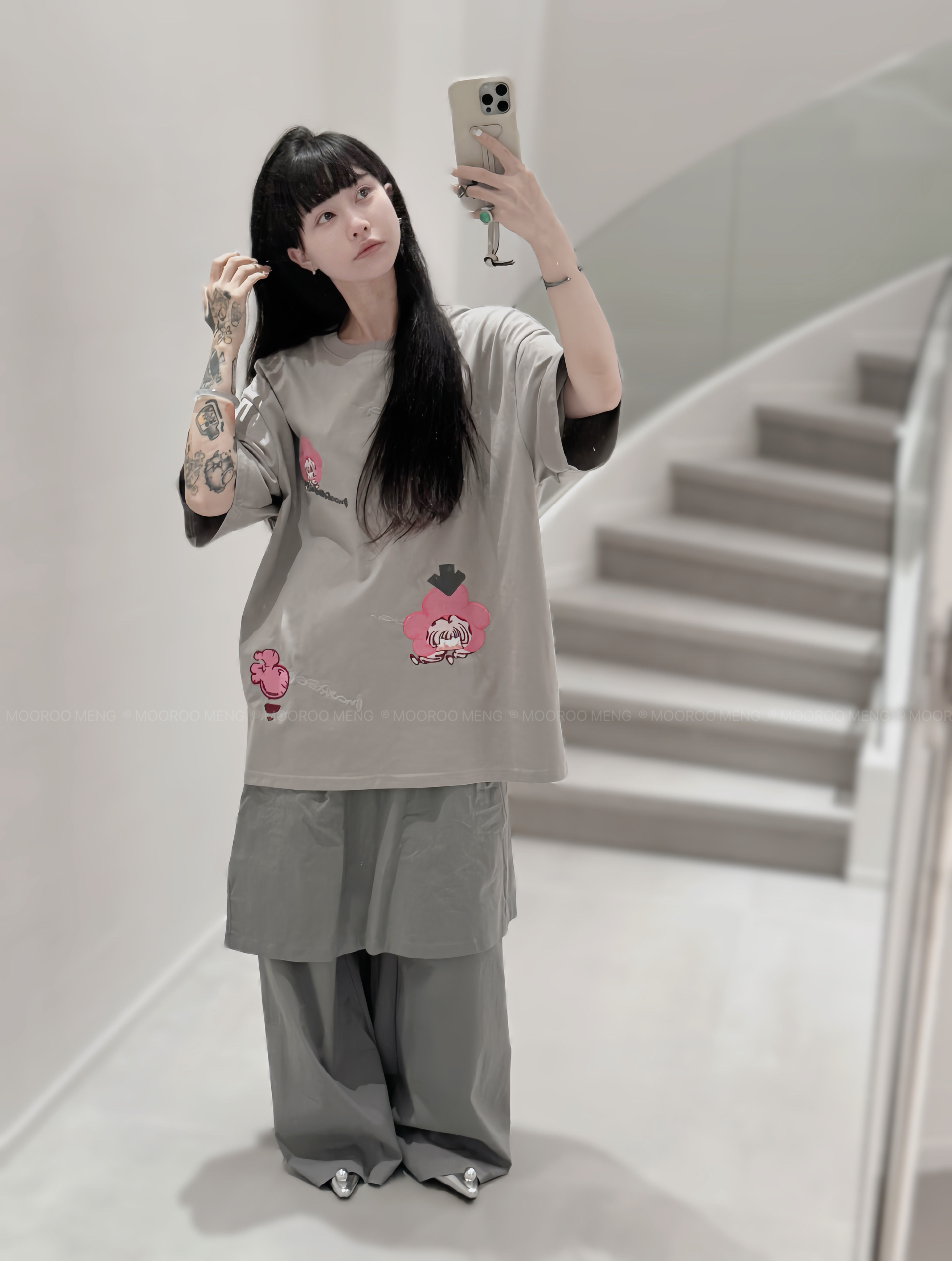 mooroo meng 新品原创花花满绣花花图案圆领纯棉暖灰色短袖上衣