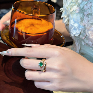 欧美复古高级感祖母绿宝石眼睛微镶锆石灵蛇造型个性精致开口戒指