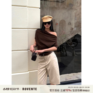 rovente缪斯艺术咖啡色上衣女夏通勤透气修身褶皱斜领露肩短袖T恤