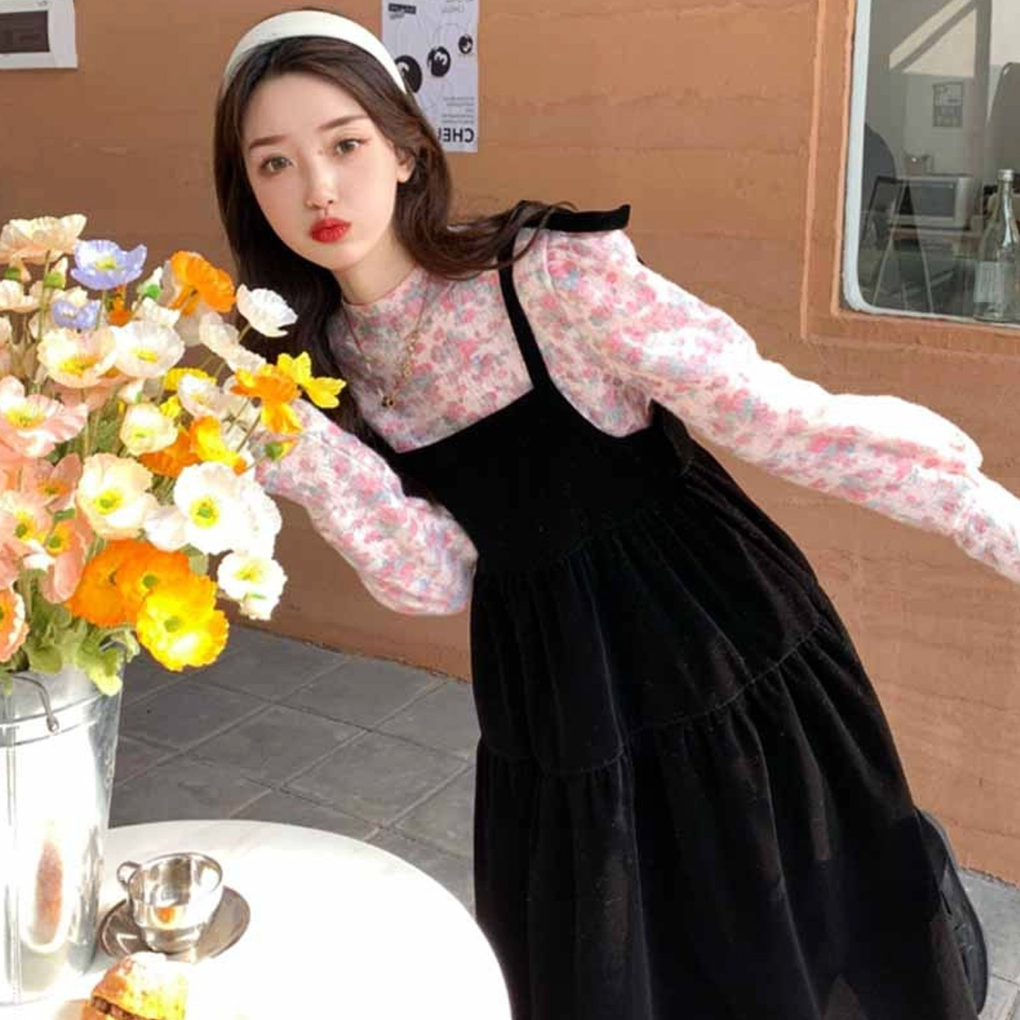 大码女装2025秋季微胖设计感丝绒吊带连衣裙+碎花打底衫洋气套装