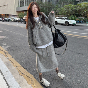 大码女装2025冬新款胖mm韩版慵懒风羊角扣套头连帽毛衣半身裙套装