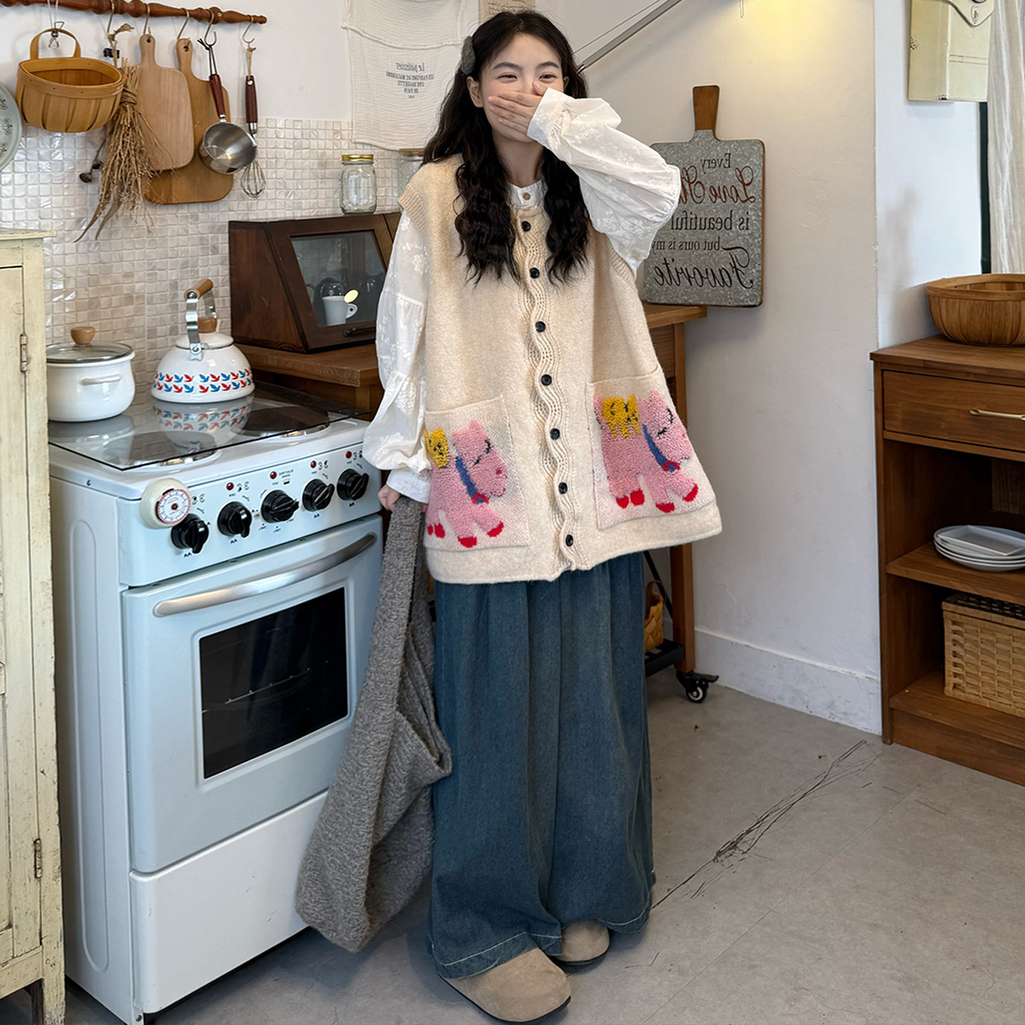 大码女装2026春季胖mm韩版刺绣衬衫+刺绣针织马甲+牛仔阔腿裤套装