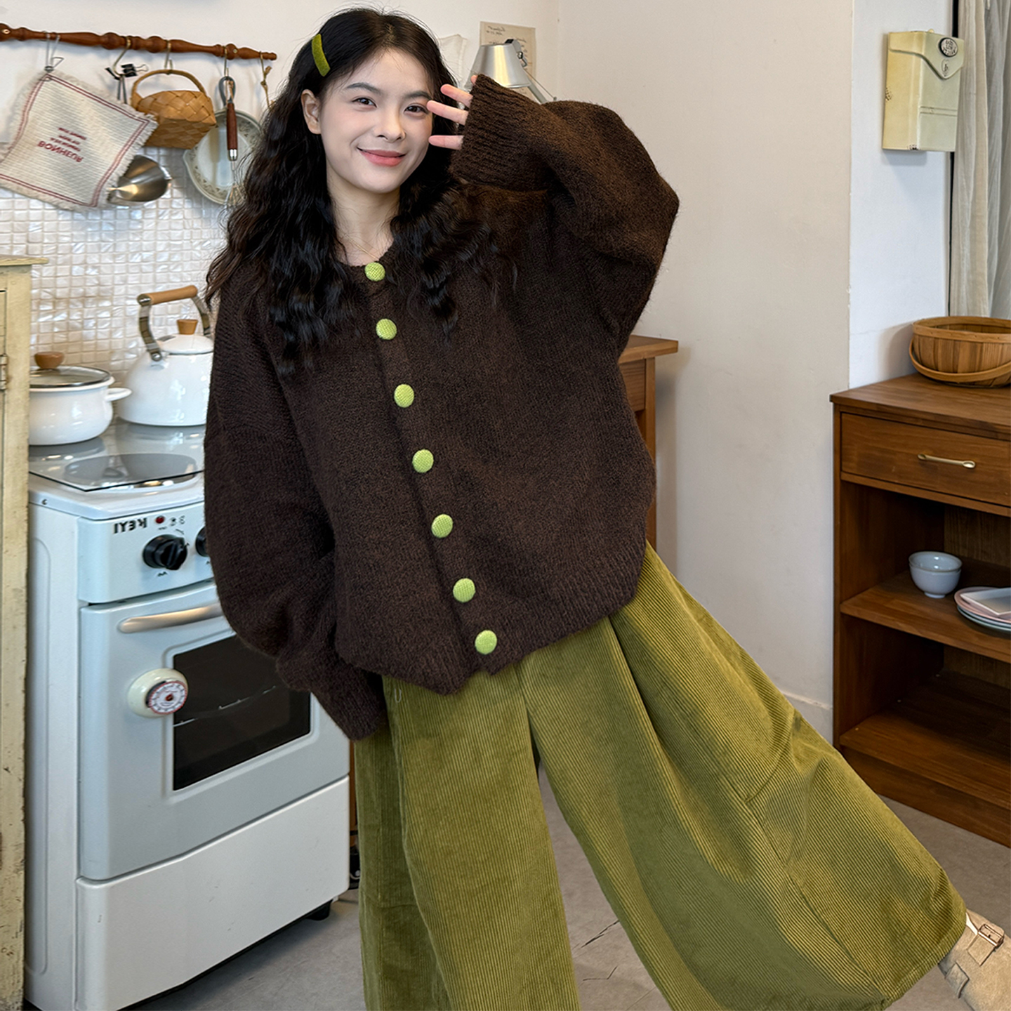 圆领开衫毛衣外套+灯芯绒裤套装