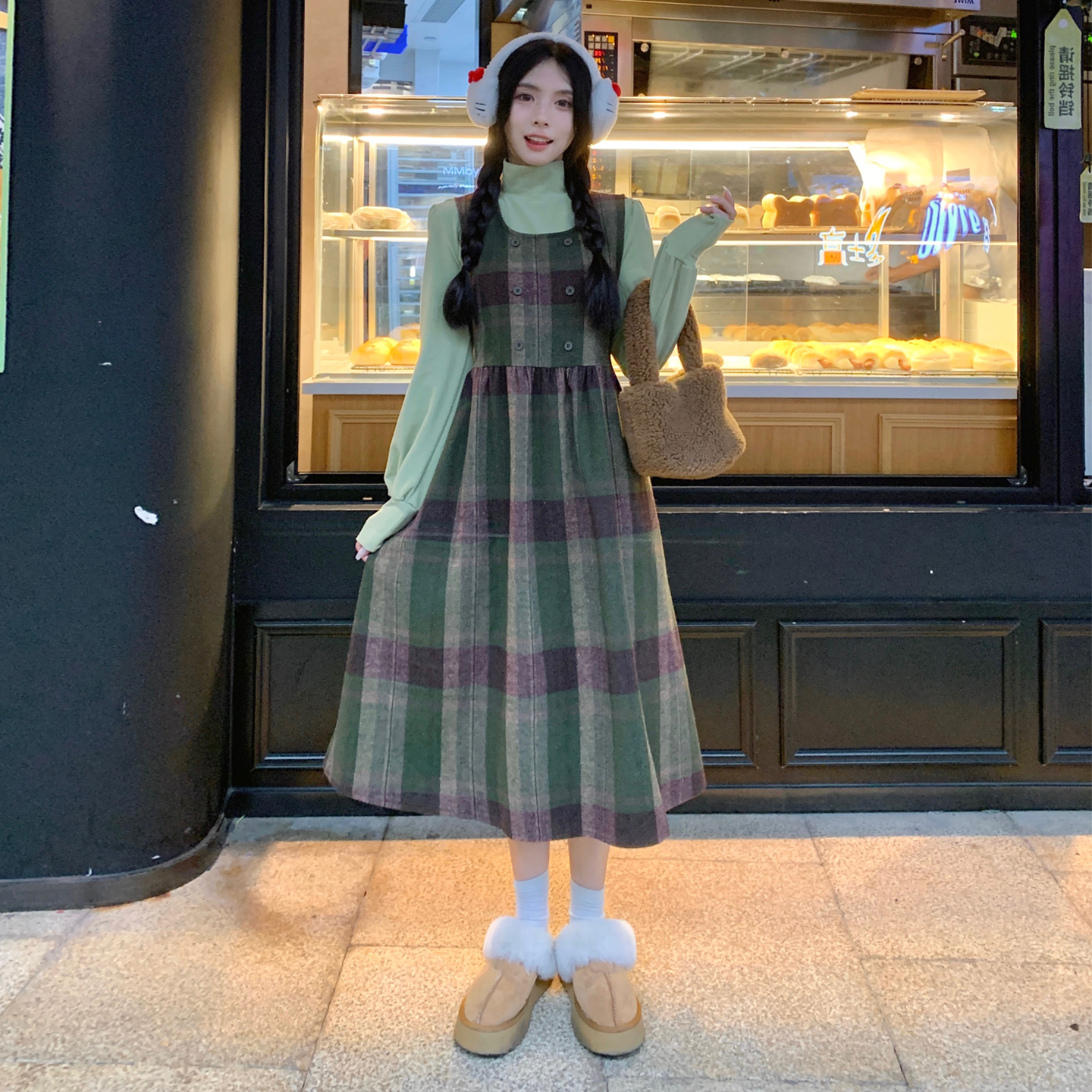 果绿打底衫+毛呢格子背心裙套装