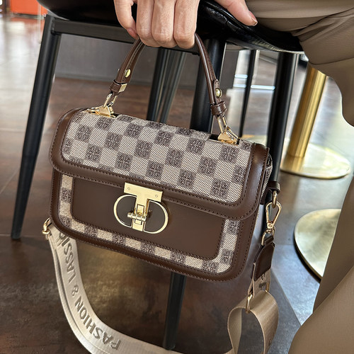 2025今年流行新款小方包女高级感时尚单肩斜挎小包包百搭手提包潮