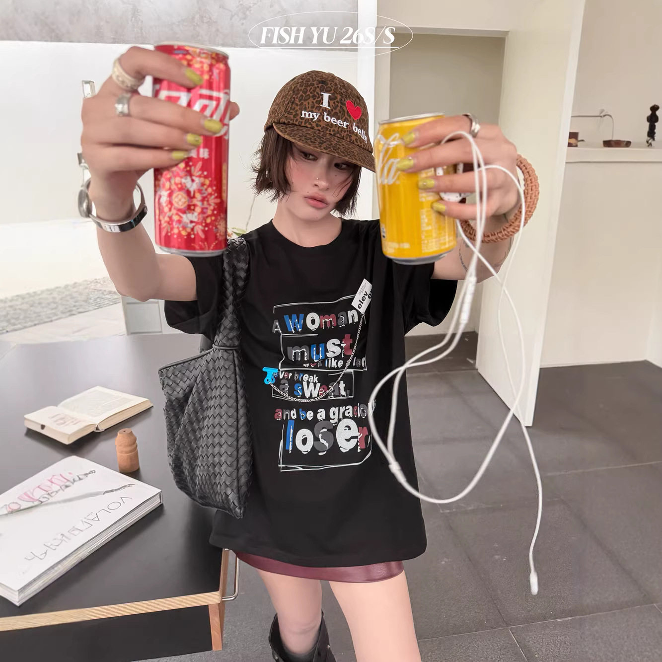 FISHYU夏季新款美式复古彩色字母印花别针链条挂饰设计短袖女t恤