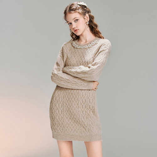 长袖精致珍珠点缀麻花针织连衣裙