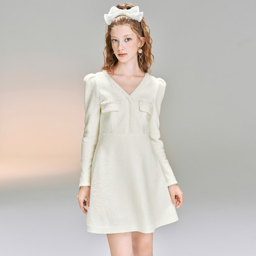 白色长袖收腰显瘦针织连衣裙女