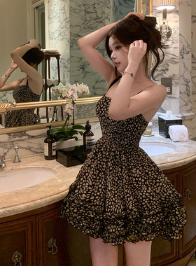 张林超LIN BOUTIQUE 绑带设计丝绒短外套+满版豹纹印花吊带细节裙