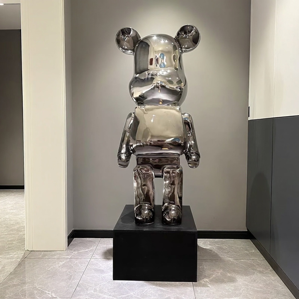 现代高级感电镀暴力熊摆件客厅电视柜旁装饰品艺术潮玩公仔存钱罐