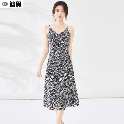 迪奥大牌连衣裙今年流行中长裙