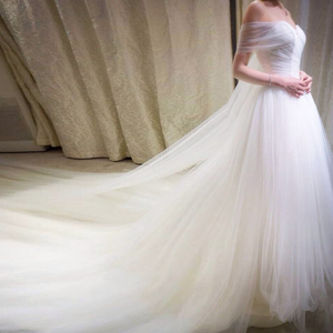 A shoulder princess bride to fix a big tailed wedding dress