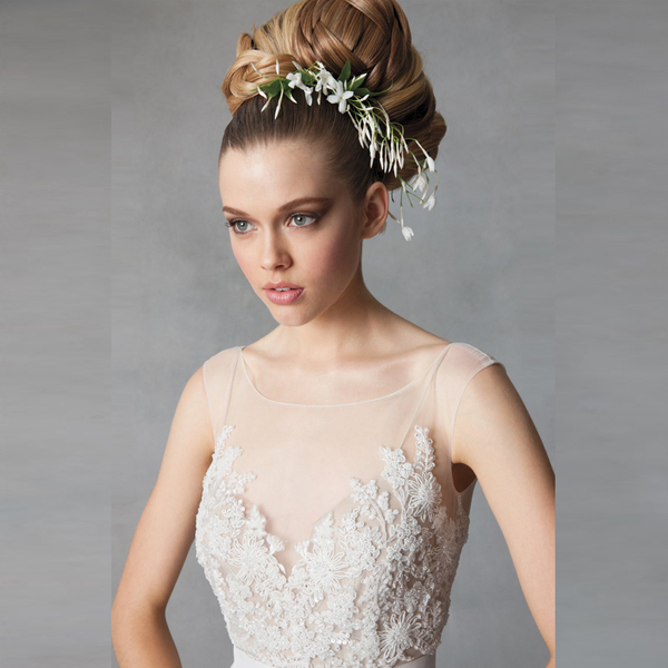 Take a vacation tour of the lawn outdoor seaside beach scenery bride light wedding dress