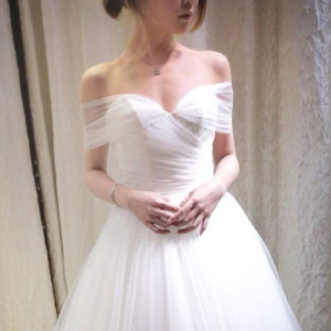 A shoulder princess bride to fix a big tailed wedding dress