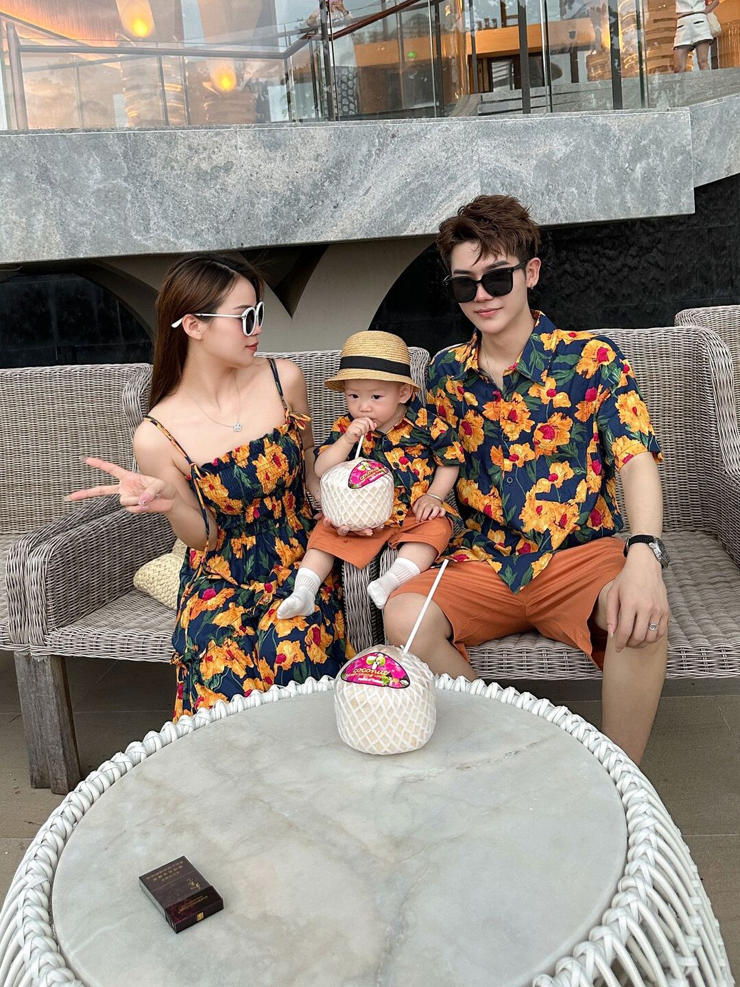 해변 휴가 해변 부모와 자식 여름 옷 3인 가족 꽃무늬 서스펜더 스커트 드레스 셔츠 모녀 슈트