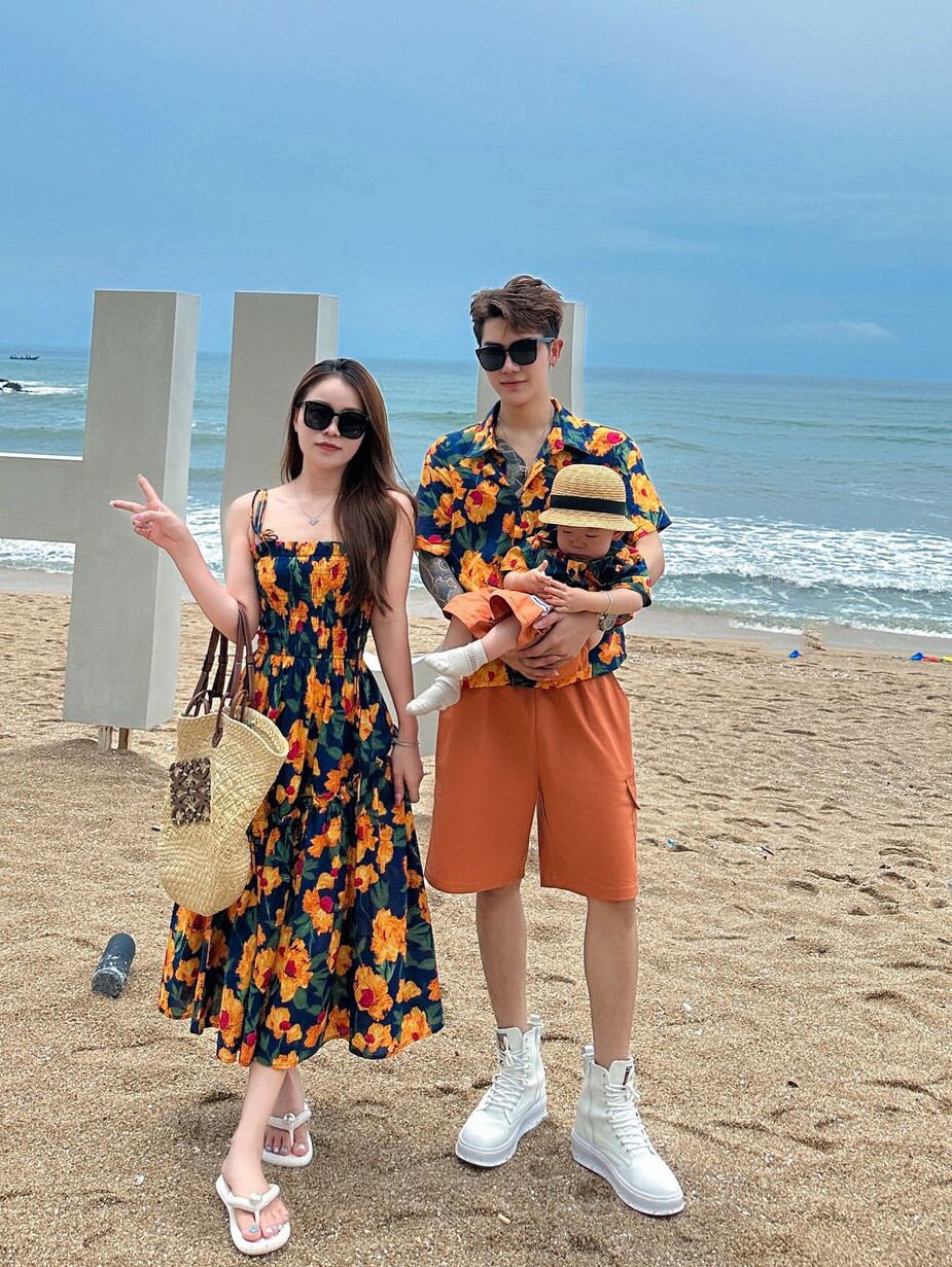 해변 휴가 해변 부모와 자식 여름 옷 3인 가족 꽃무늬 서스펜더 스커트 드레스 셔츠 모녀 슈트