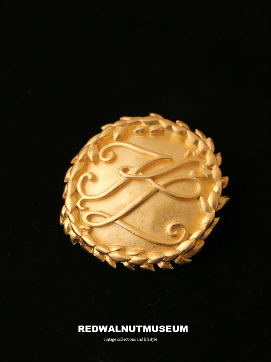 老佛爷大牌花叶logo质感金色中古胸针