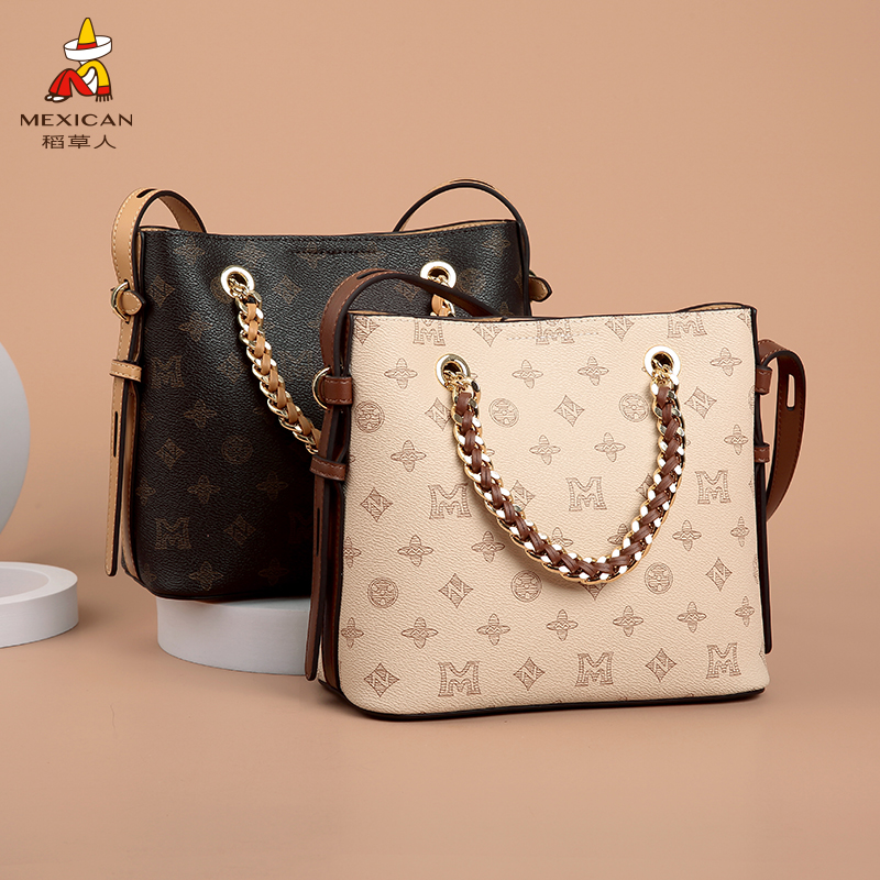 品牌印花图案，复古百搭面料，编织链条装饰