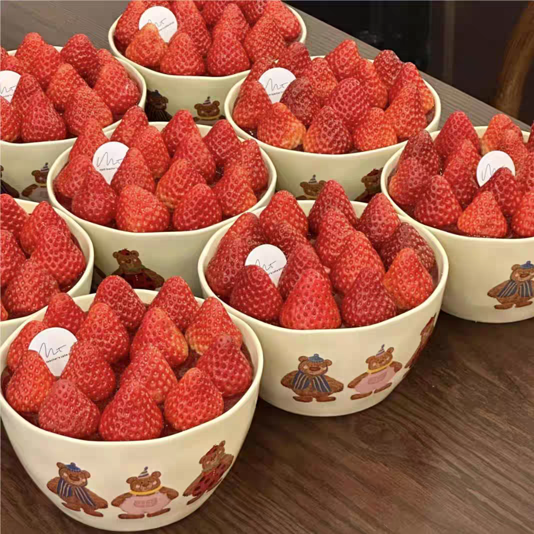 2026网红圣诞节可爱草莓蛋糕碗摆件新年摩登三只小熊碗蛋糕装饰