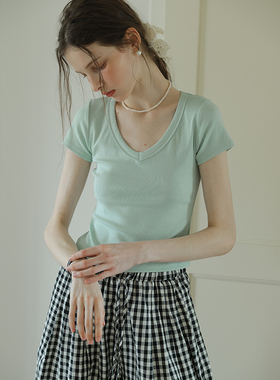 春也白 显白薄荷奶绿V领短袖T恤女夏新款正肩辣妹风短款修身上衣