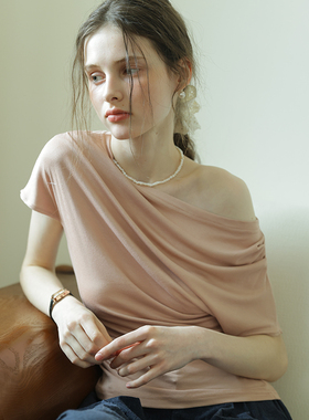 春也白 不规则设计感斜肩压褶短袖T恤女26夏新款显瘦气质露肩上衣