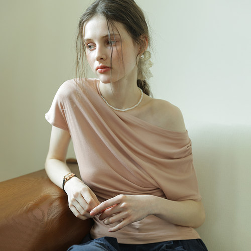 春也白 不规则设计感斜肩压褶短袖T恤女26夏新款显瘦气质露肩上衣