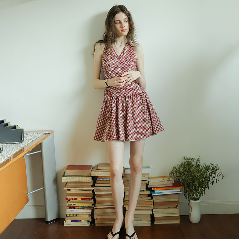 复古格纹V领挂脖无袖连衣裙女夏新款修身显瘦A字背心裙度假风短裙