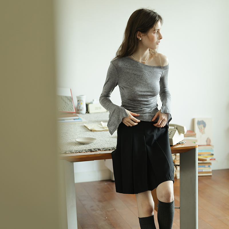 慵懒风斜肩柔软天丝羊毛喇叭袖长袖T恤女秋新款设计感露锁骨上衣