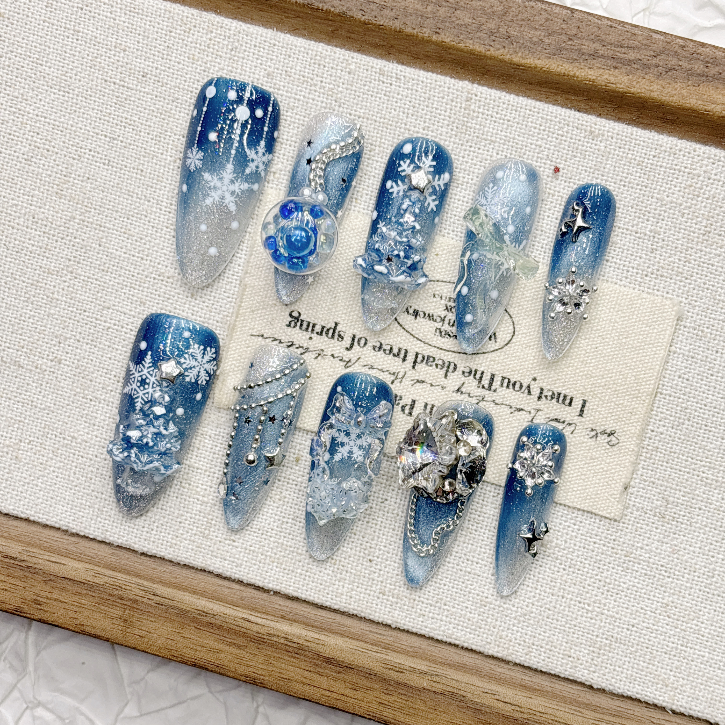 蓝色猫眼雪花奢华秋冬圣诞气质纯手工穿戴甲2025新年中长款美甲