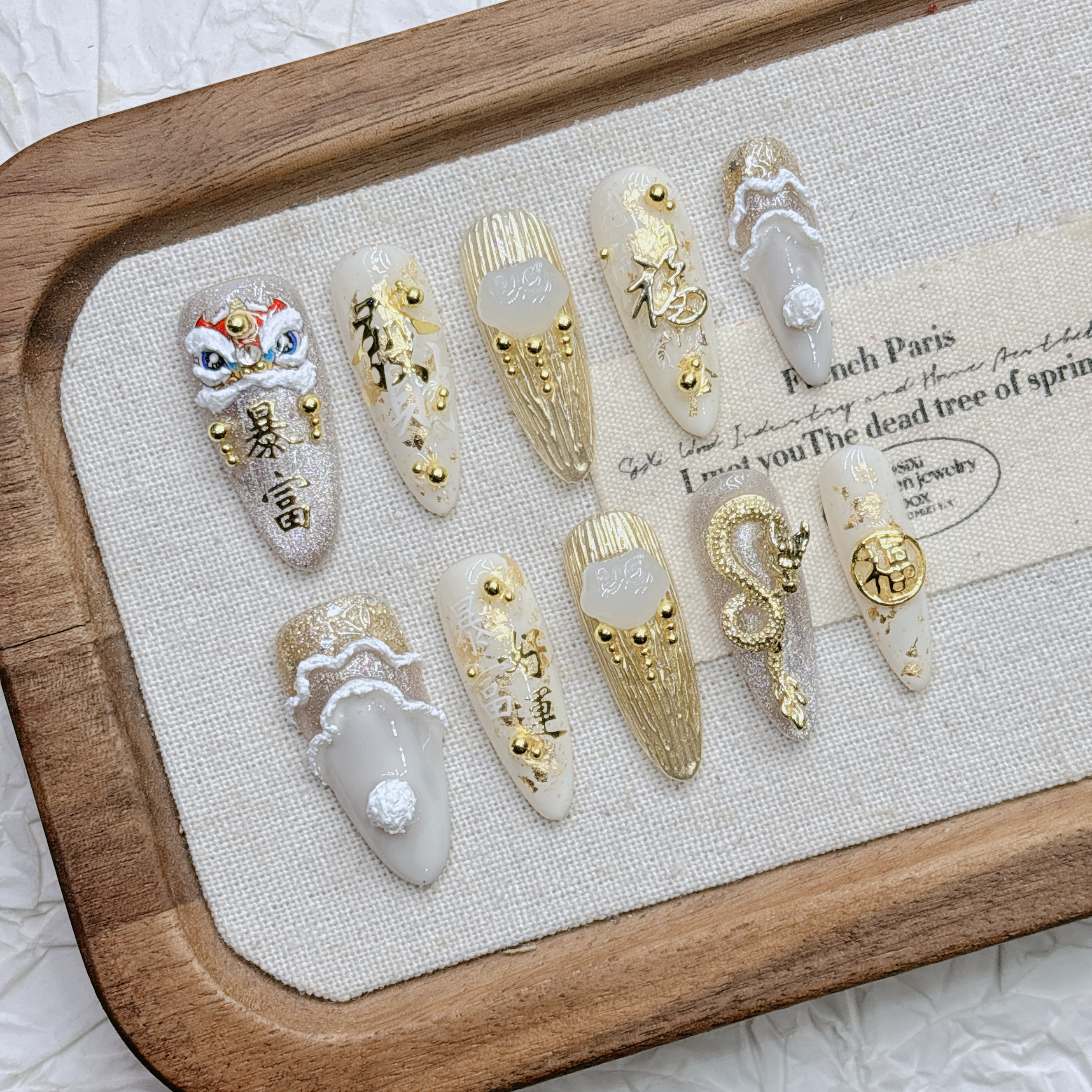 新年金镶玉发财暴富醒狮美甲2026年纯手工穿戴甲片高级感中长款,彩妆/香水/美妆工具,穿戴甲/甲片,淘宝优惠券,粉丝福利购,淘宝优惠卷