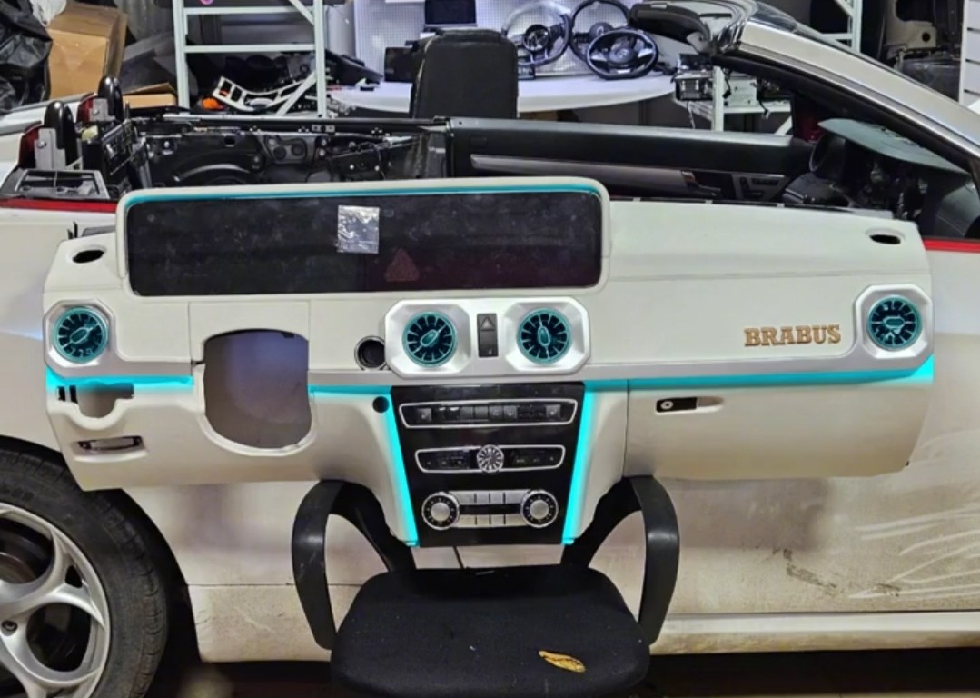 奔驰GLK内饰改装大连屏出风口氛围灯CD面板全车包皮隔音音响改装