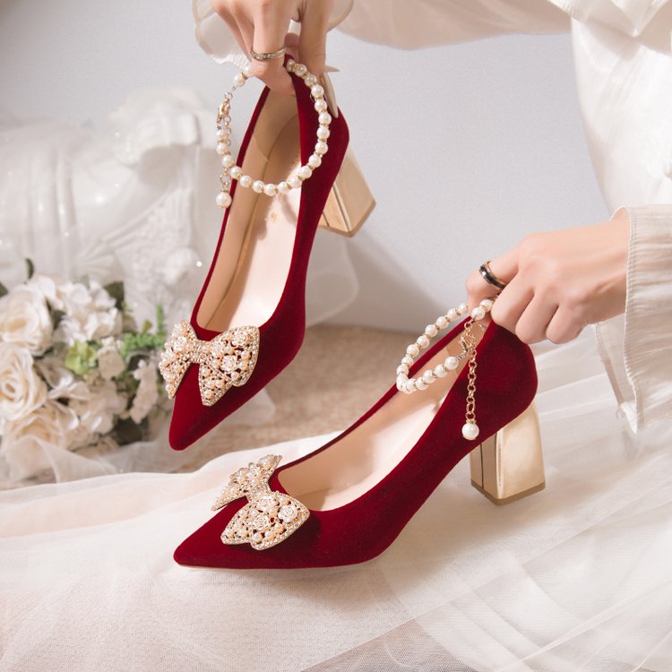 绝美丝绒不累脚高跟鞋2025年新款粗跟红色秀禾婚纱搭扣婚鞋新娘鞋