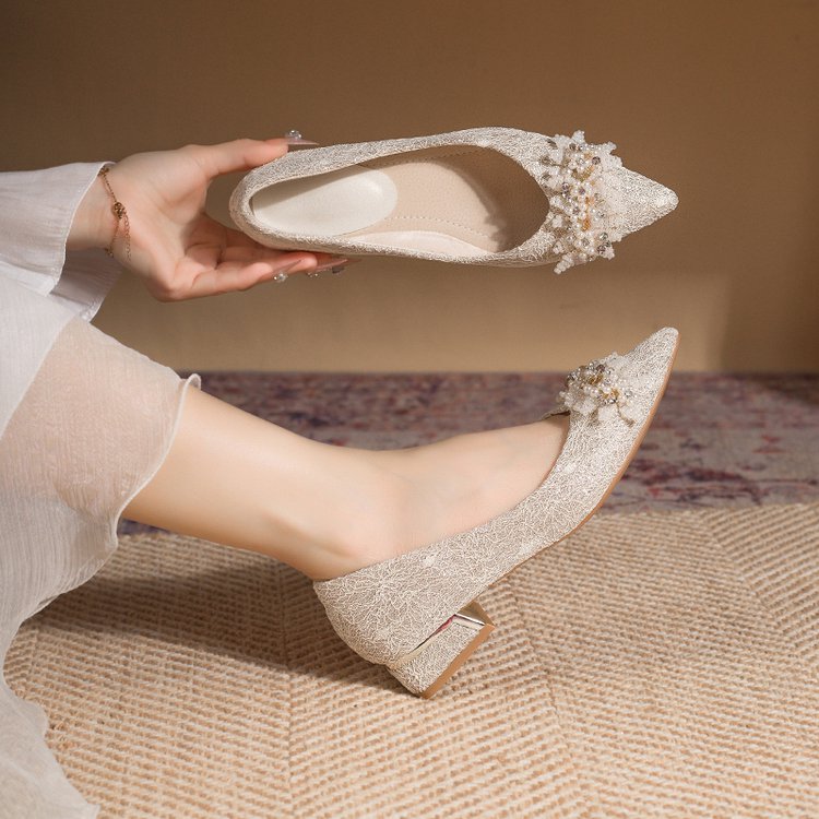 低跟高跟鞋女2025秋不累脚生日礼物女生送闺蜜伴娘蕾丝珍珠扣婚鞋