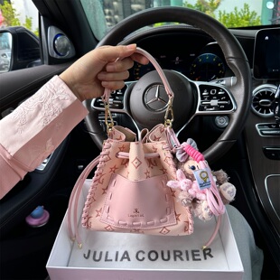 JULIA 单肩斜挎手提包 COURIER女包樱花粉压纹水桶包包女2026新款