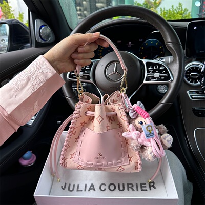 JULIA COURIER女包樱花粉压纹水桶包包女2026新款单肩斜挎手提包