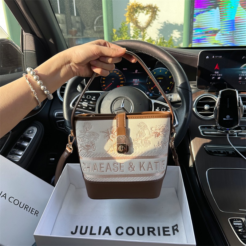 JULIA COURIER小众国风绣花水桶包包女2024新款高级感单肩斜挎包