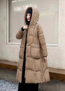 2023年冬季新款下摆开叉过膝长款纯色连帽款女时尚气质保暖羽绒服