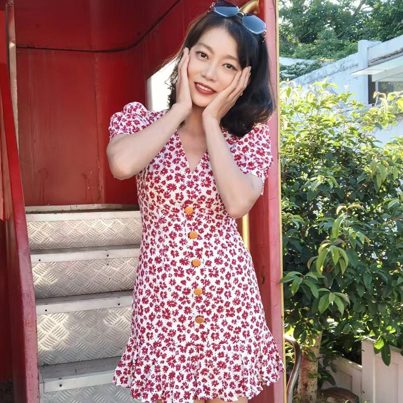 新款V领红色碎花复古浪漫泡泡袖短款连衣裙女收腰显瘦甜美减龄图片